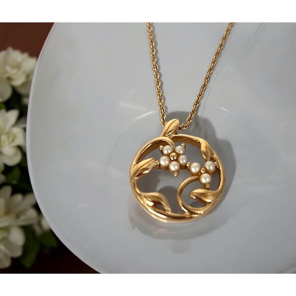 Vintage Necklace Signed Trifari With Tags Simulated Pearl Floral Gold Tone 7U - Picture 1 of 3